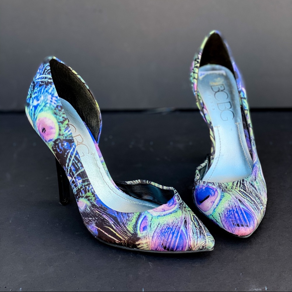 BCBG d’orsay peacock print pump
